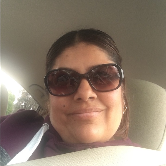 Meet your Posher, Claudia - Picture 1 of 1